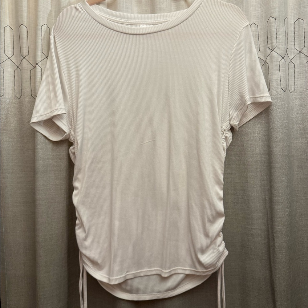 No Boundaries Women’s White Ribbed Short Sleeve Top